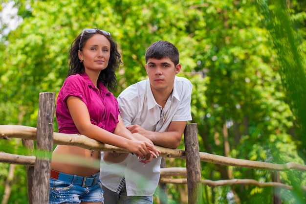 Casal na natureza olhando para a câmera