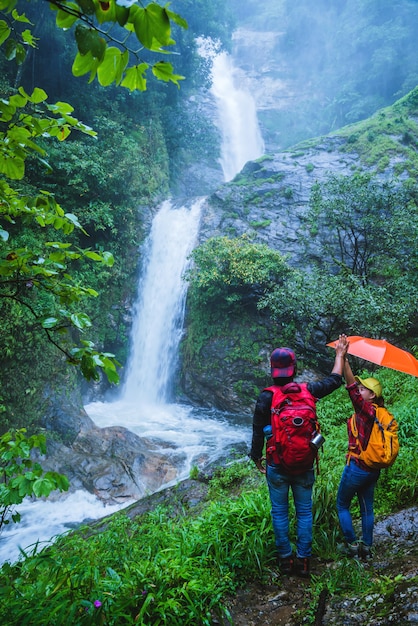 Casal na natureza por viagem