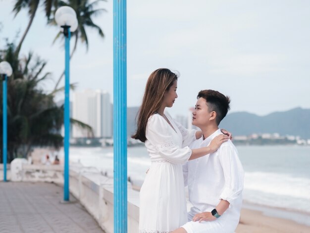 Casal na passarela perto do oceano