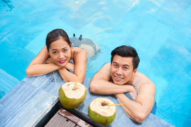 Casal na piscina