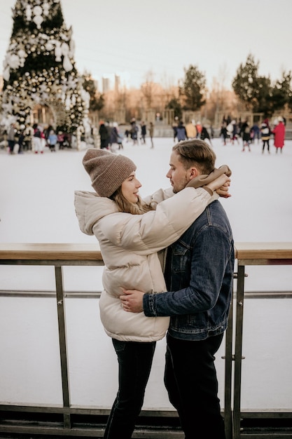 Casal na pista de patinação no gelo