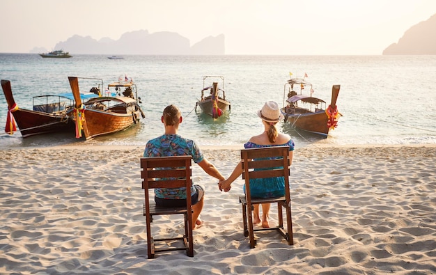 Casal na praia tropical