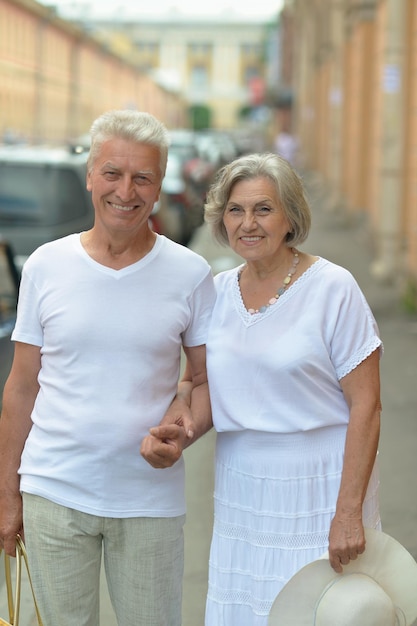 Casal na rua da cidade