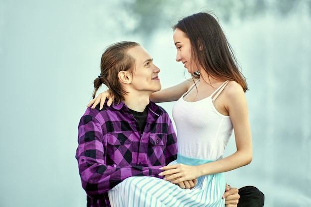 Casal namorando e abraçando perto da fonte