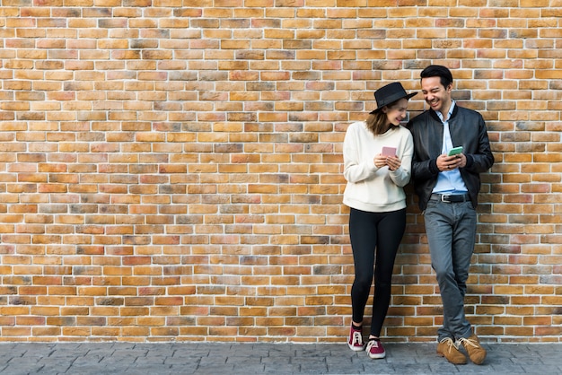 Casal namorando felicidade viajando usando telefone inteligente