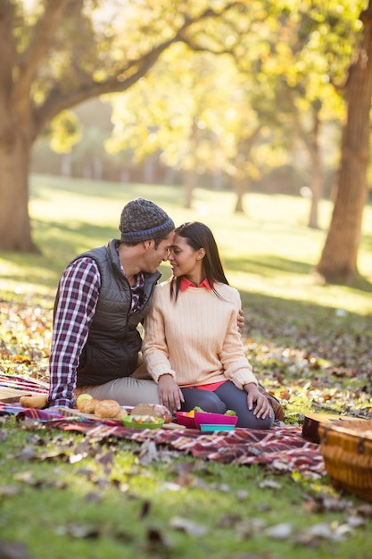 Casal namorando no parque