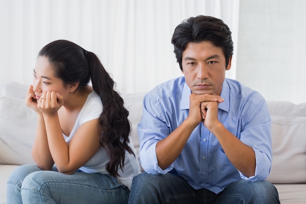 Casal não falando depois de uma disputa no sofá