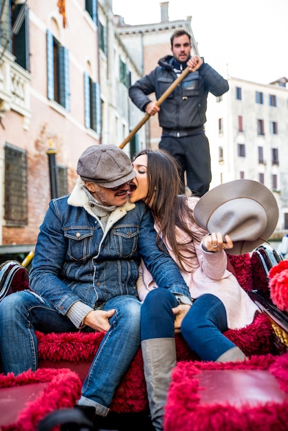 Casal navegando na gôndola veneziana