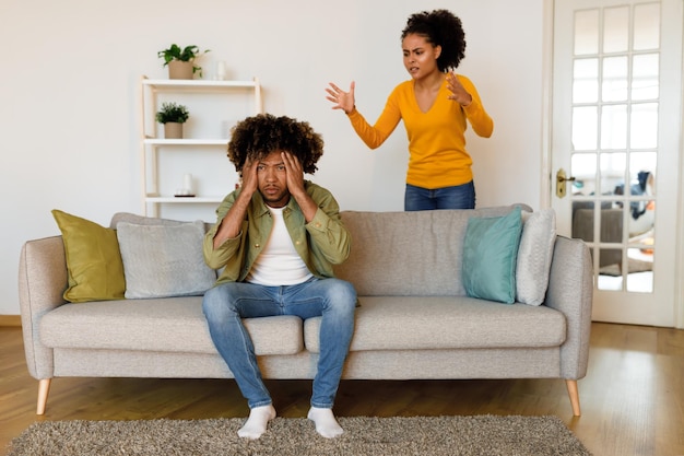 Casal negro brigando em casa esposa gritando com marido