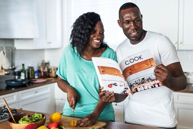 Casal negro cozinhar na cozinha juntos