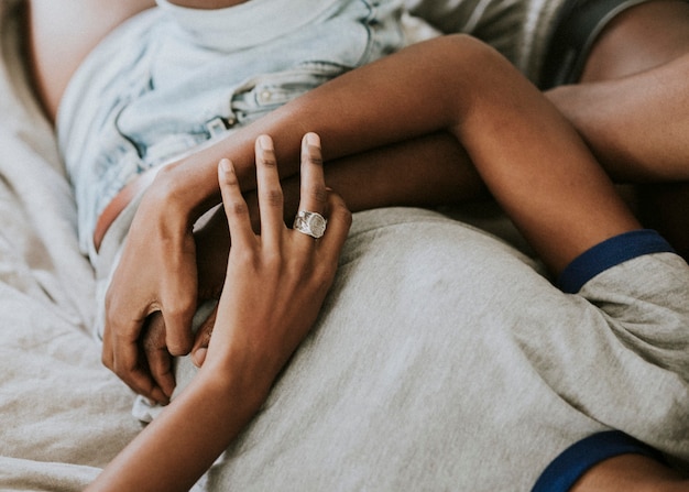 Foto casal negro romântico na cama