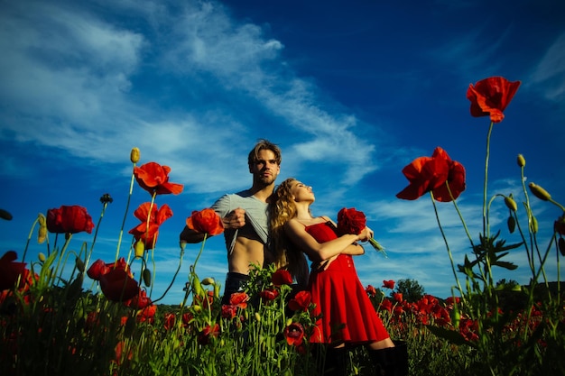 Casal no campo de papoulas de homem e mulher