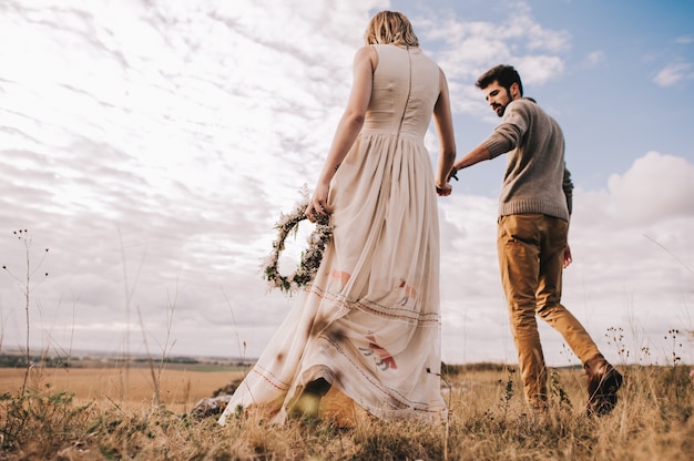 Casal no campo perto das montanhas