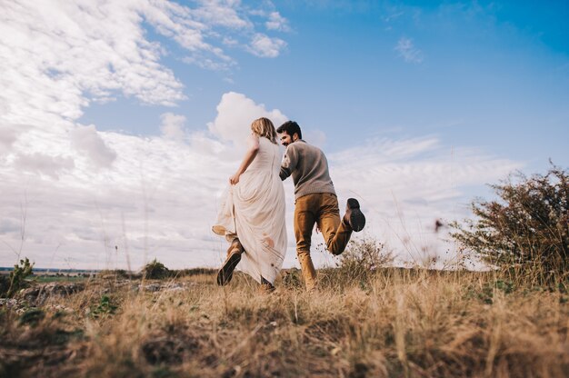 casal no campo perto das montanhas