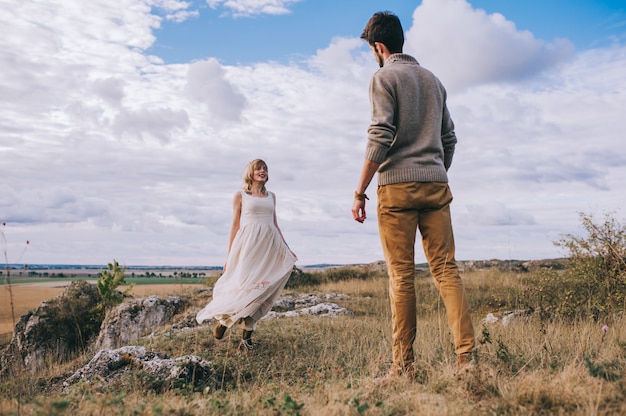 casal no campo perto das montanhas