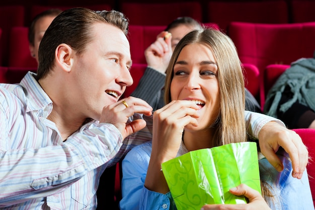 Casal no cinema com pipoca