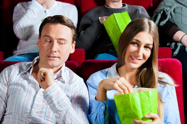 Casal no cinema com pipoca