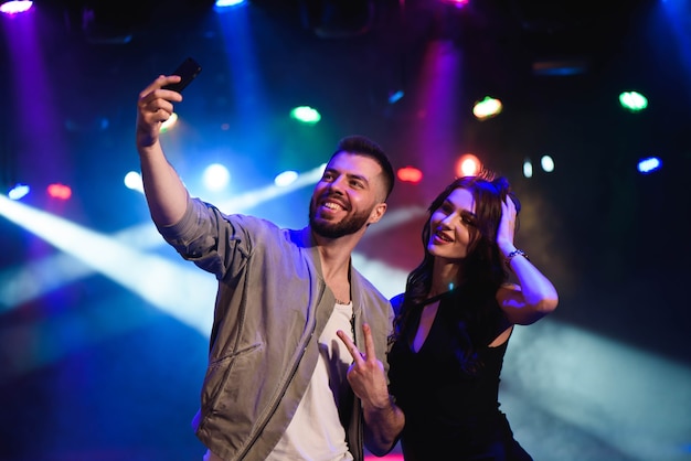 Casal no clube tirando uma selfie