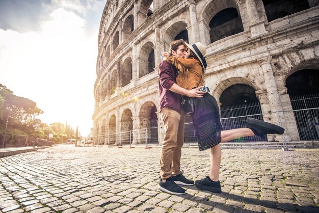 Casal no coliseu, roma