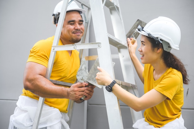 Casal no conceito de construção de casa