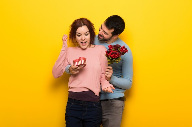 Foto casal no dia dos namorados com flores e presentes