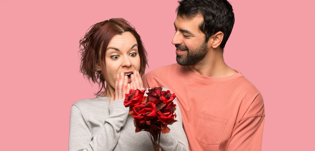 Foto casal no dia dos namorados com flores sobre fundo rosa isolado