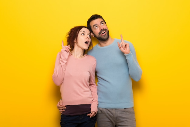 Casal no dia dos namorados pensando uma idéia apontando o dedo para cima