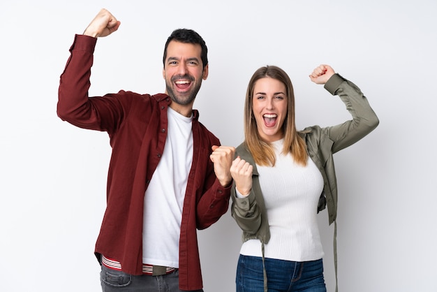 Foto casal no dia dos namorados sobre parede isolada comemorando uma vitória