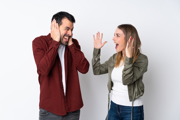 Foto casal no dia dos namorados sobre parede isolada frustrado e gritando