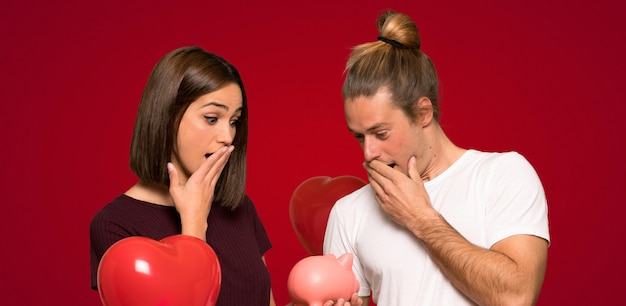 Foto casal no dia dos namorados surpreendeu enquanto segura um piggybank