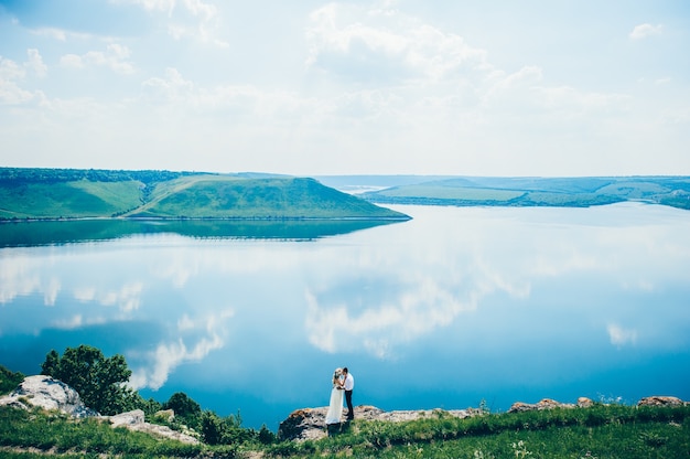 casal no fundo do céu azul, água