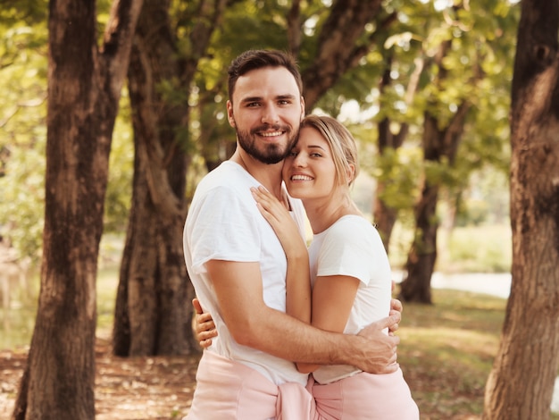 casal no humor de amor do parque