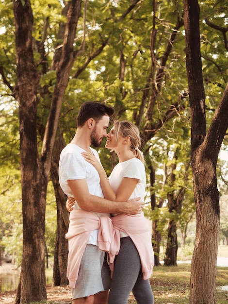 casal no humor de amor do parque