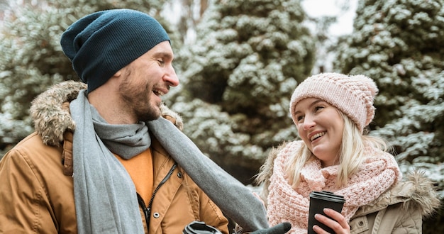 Foto casal no inverno sendo fofo junto