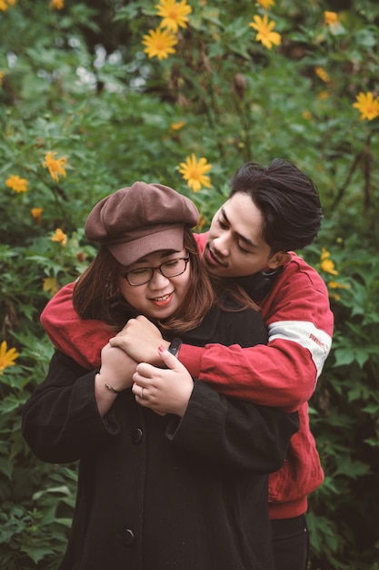 Foto casal no jardim de flores