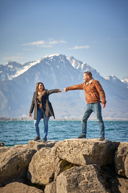 casal no lago leman ao ar livre