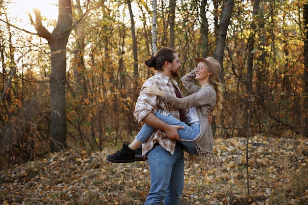 Casal no outono em uma caminhada feliz