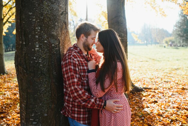 Casal no parque de outono