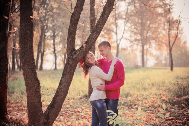 Casal no parque outono