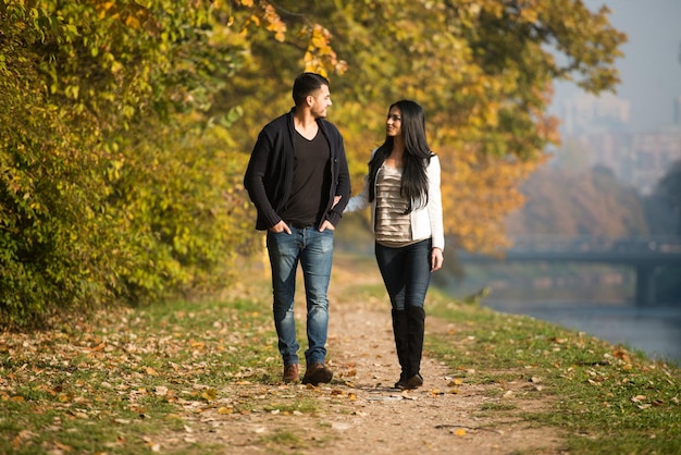 Casal no Parque Outono