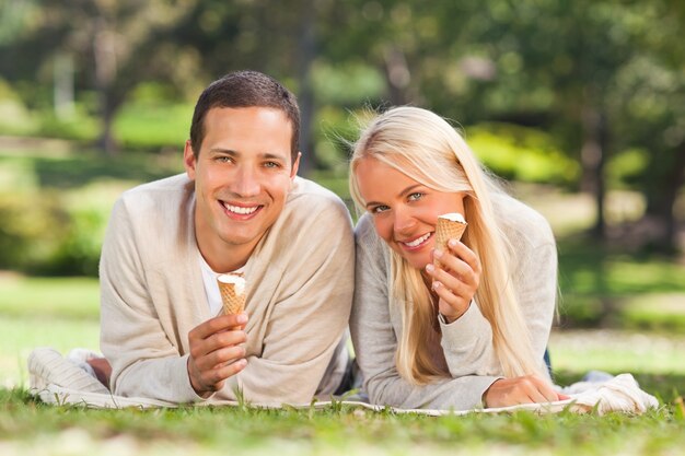 Casal no parque