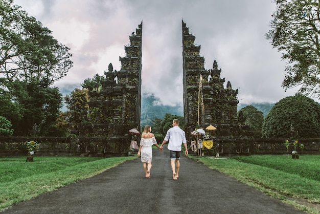 Casal no portão de handara, bali