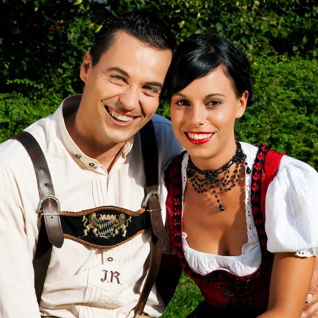 Casal no vestido tradicional da baviera no verão