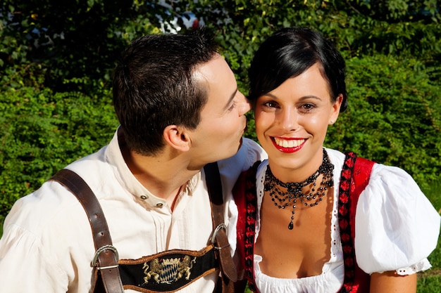 Casal no vestido tradicional da Baviera no verão