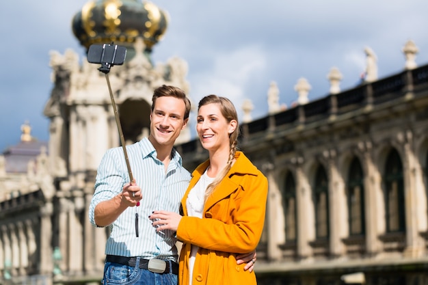 Casal no Zwinger em Dresden tomando selfie