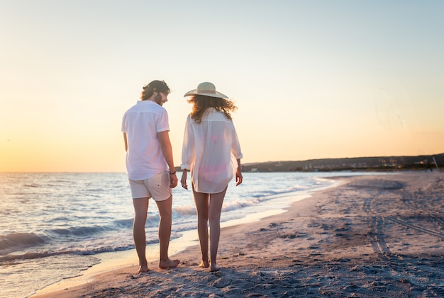 Casal numa praia tropical