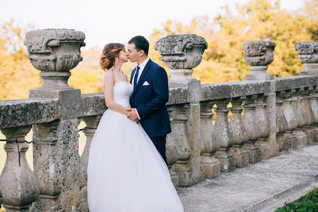 Casal nupcial Mulher e homem recém-casados abraçando e beijando com amor