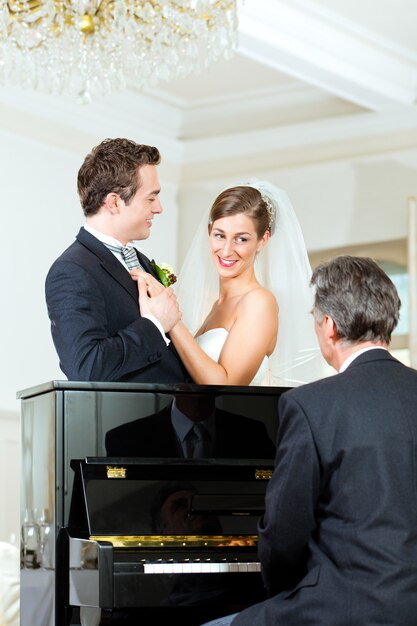 Casal nupcial na frente de um piano