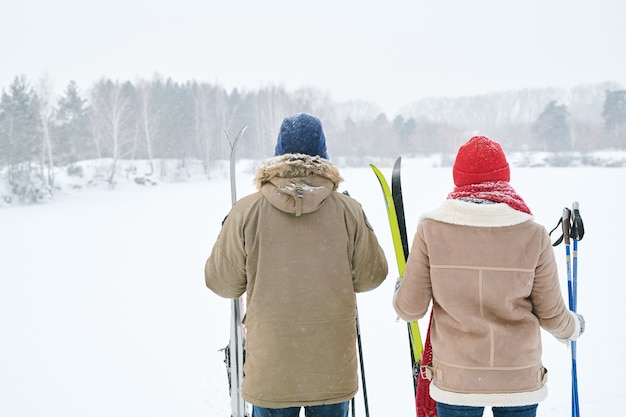 Casal olhando a paisagem de inverno