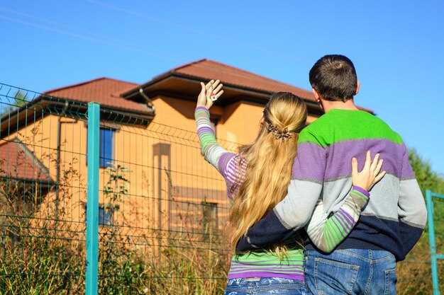 Casal olhando em casa